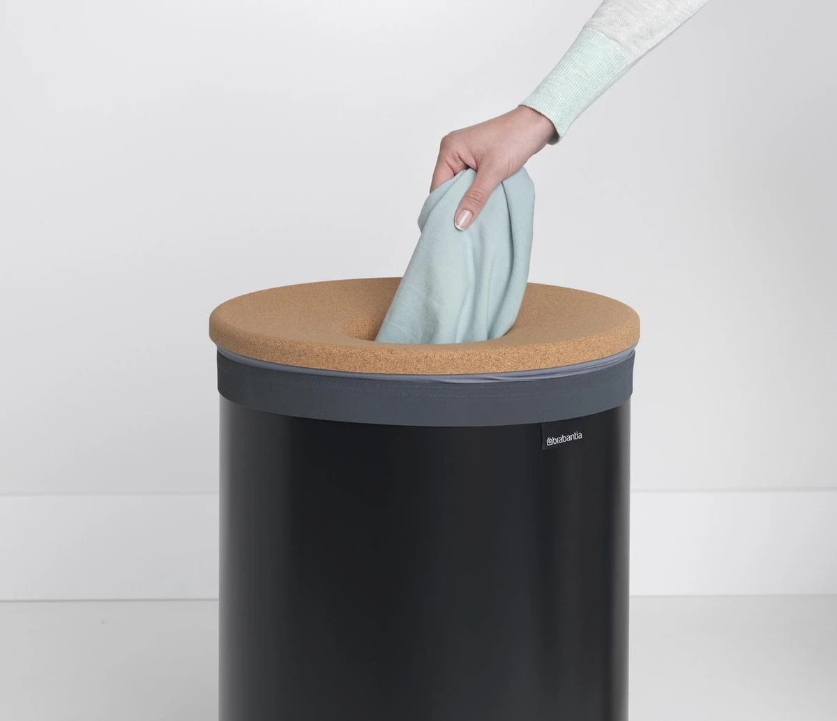 Brabantia Wasmand Met Deksel - 60 L - Matt Black / Kurken Deksel - Afbeelding 7