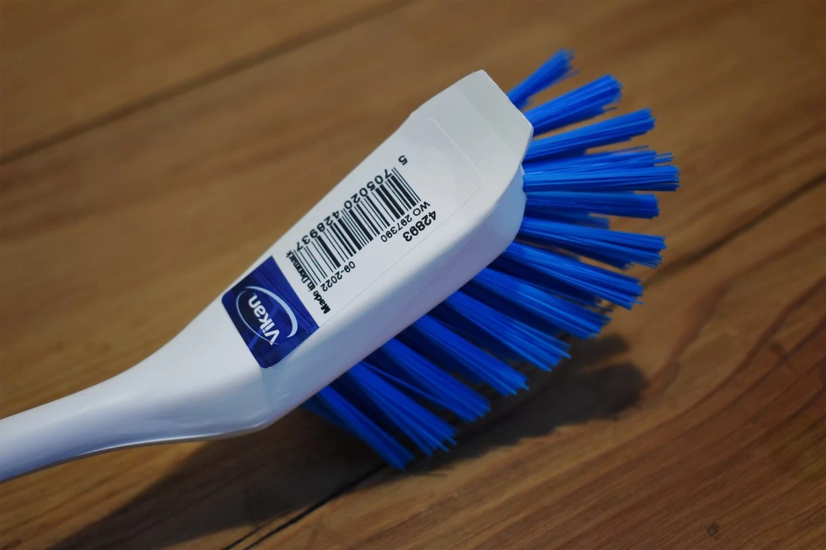 Vikan Design Afwasborstel 42893 Met Schraprand - 28 Cm - Wit Blauw - Geschikt Voor De Kleine Vaat - Onverslijtbaar - Bestand Tegen Kokend Heet Water - Afbeelding 3